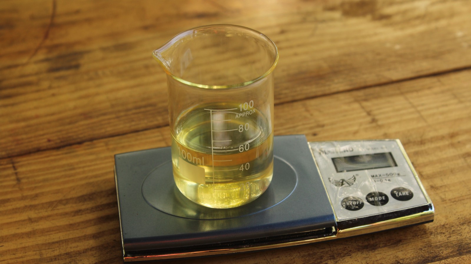Vaso de precipitados con aceite vegetal sobre una balanza de precisión