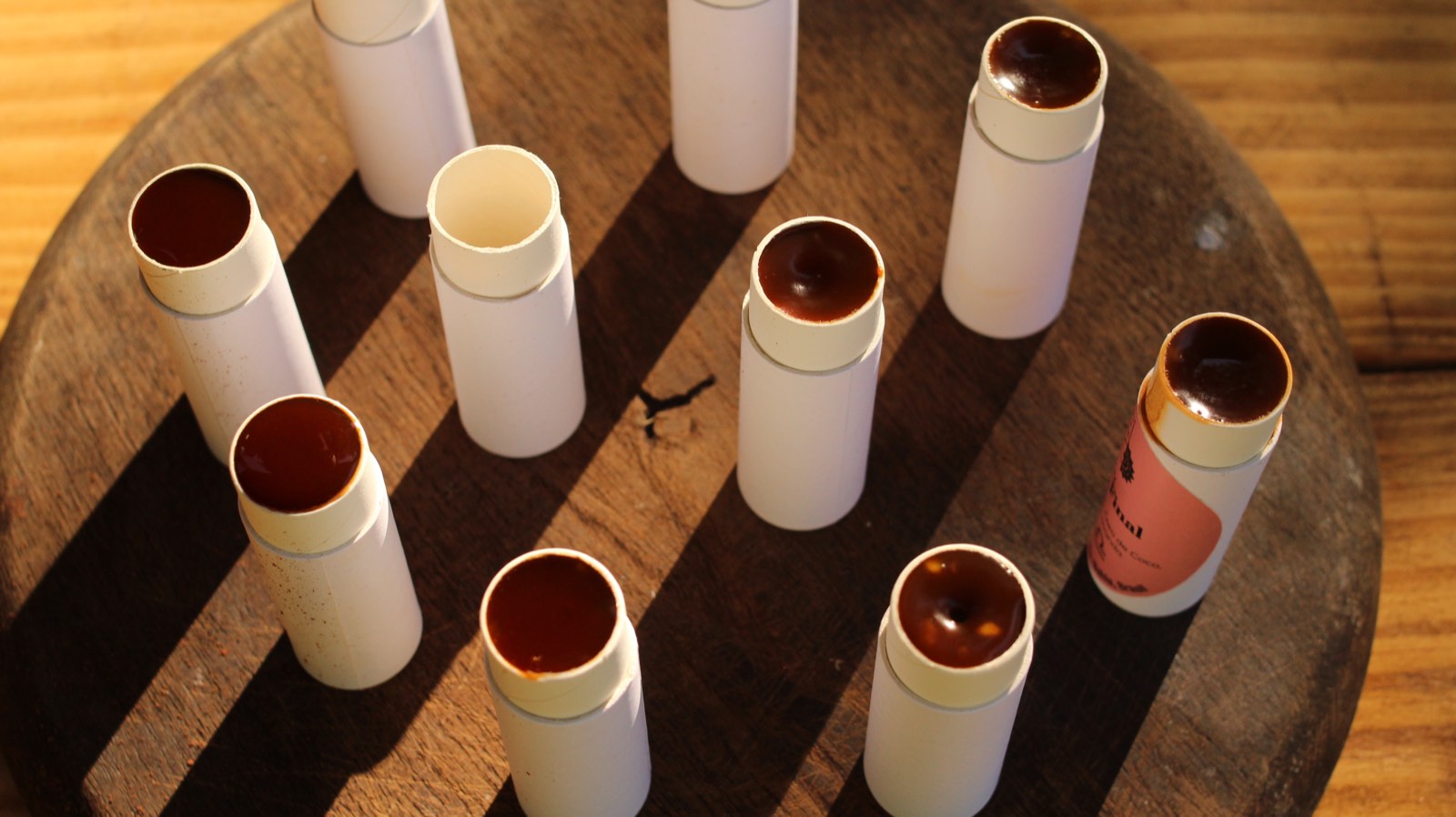 Labiales artesanales secándose en sus envases de cartón