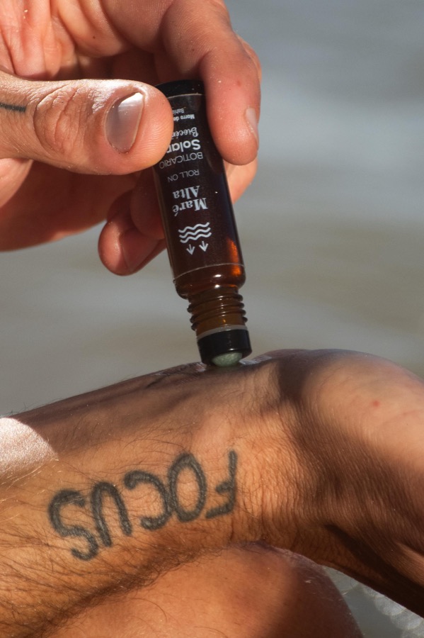 Aplicación de un roll-on de aceites esenciales sobre la piel