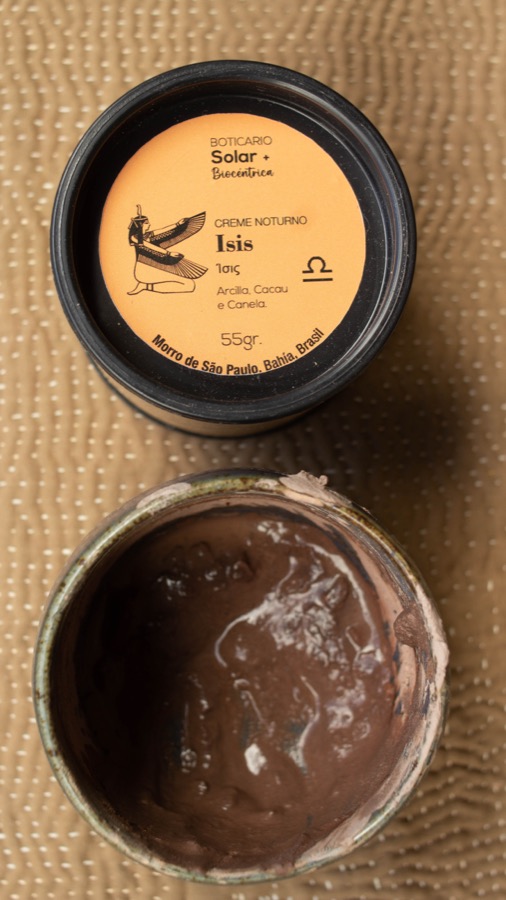 Mascarilla facial de arcilla y cacao en su envase