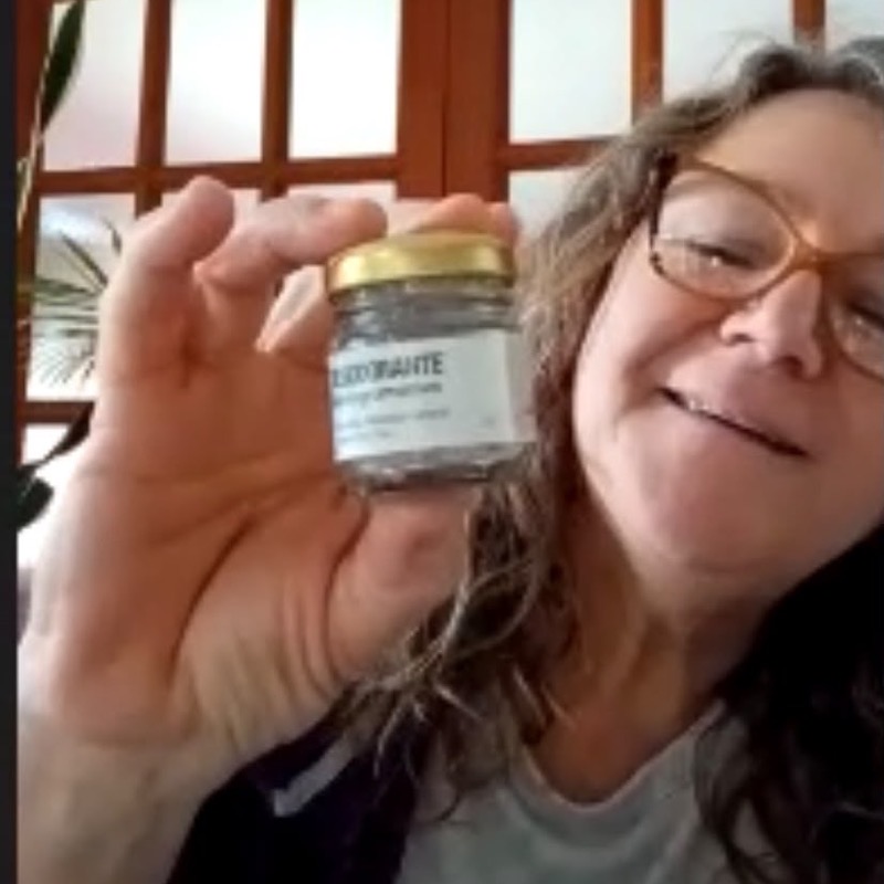 Guillermina mostrando a cámara su frasco de desodorante natural