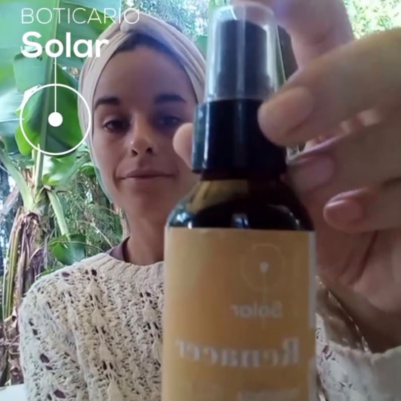 Rocío mostrando a cámara uno de sus productos entre bananeros